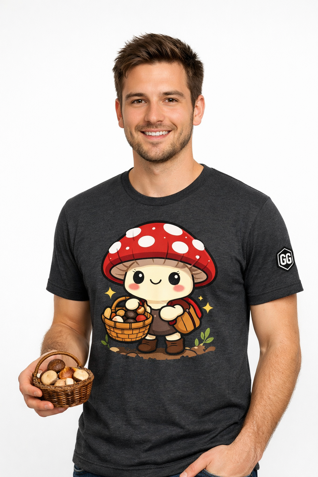 model:6:m | Mushroom Forager T-Shirt – Modelfoto in Dunkelmeliert – Mann