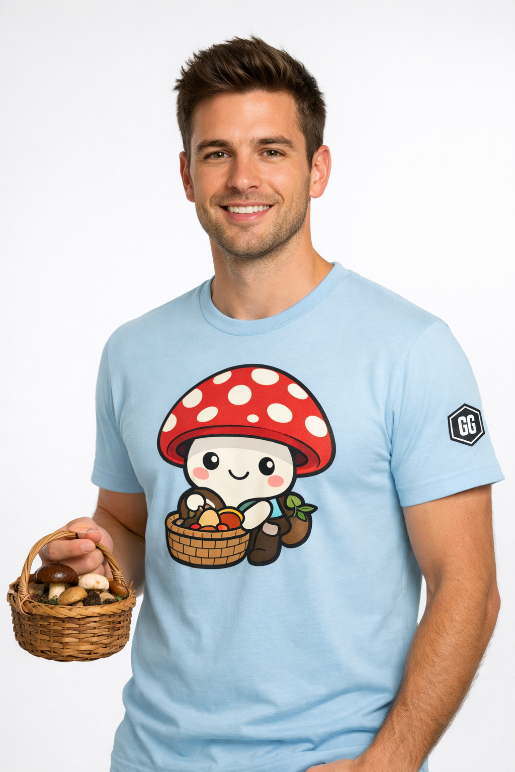 model:7:m | Mushroom Forager T-Shirt – Modelfoto in Hellblau – Mann