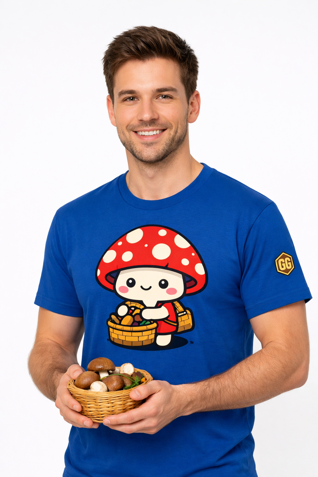 model:8:m | Mushroom Forager T-Shirt – Modelfoto in Royalblau – Mann
