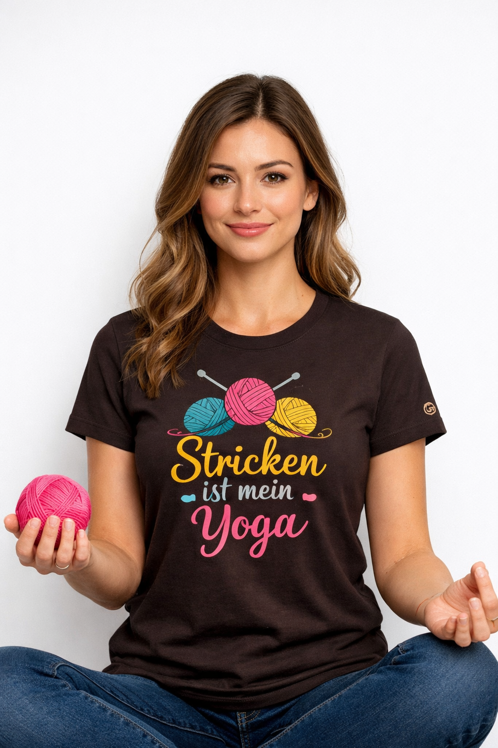model:3:f | Stricken ist mein Yoga T-Shirt – Modelfoto in Dunkelbraun – Frau