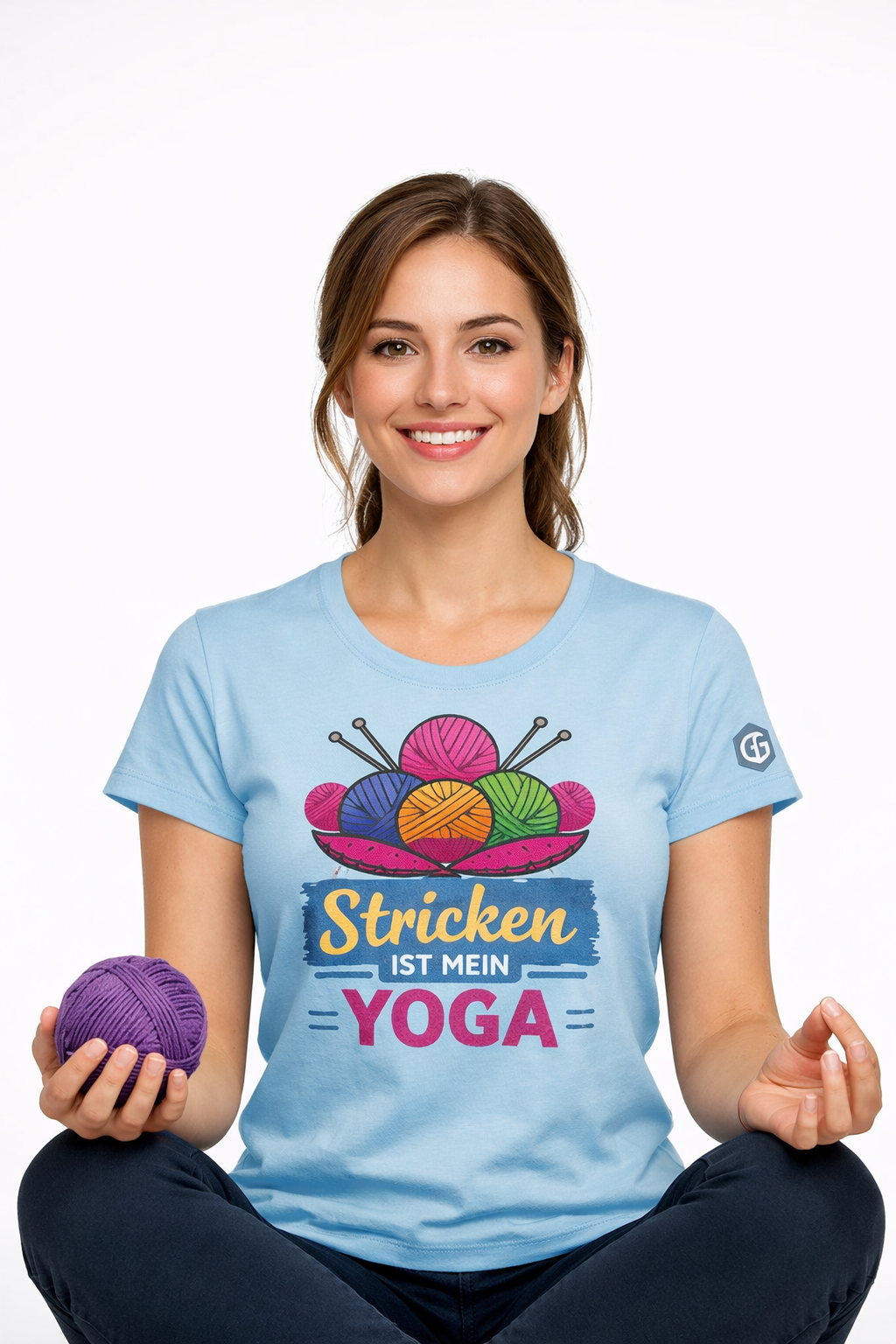 model:7:f | Stricken ist mein Yoga T-Shirt – Modelfoto in Hellblau – Frau