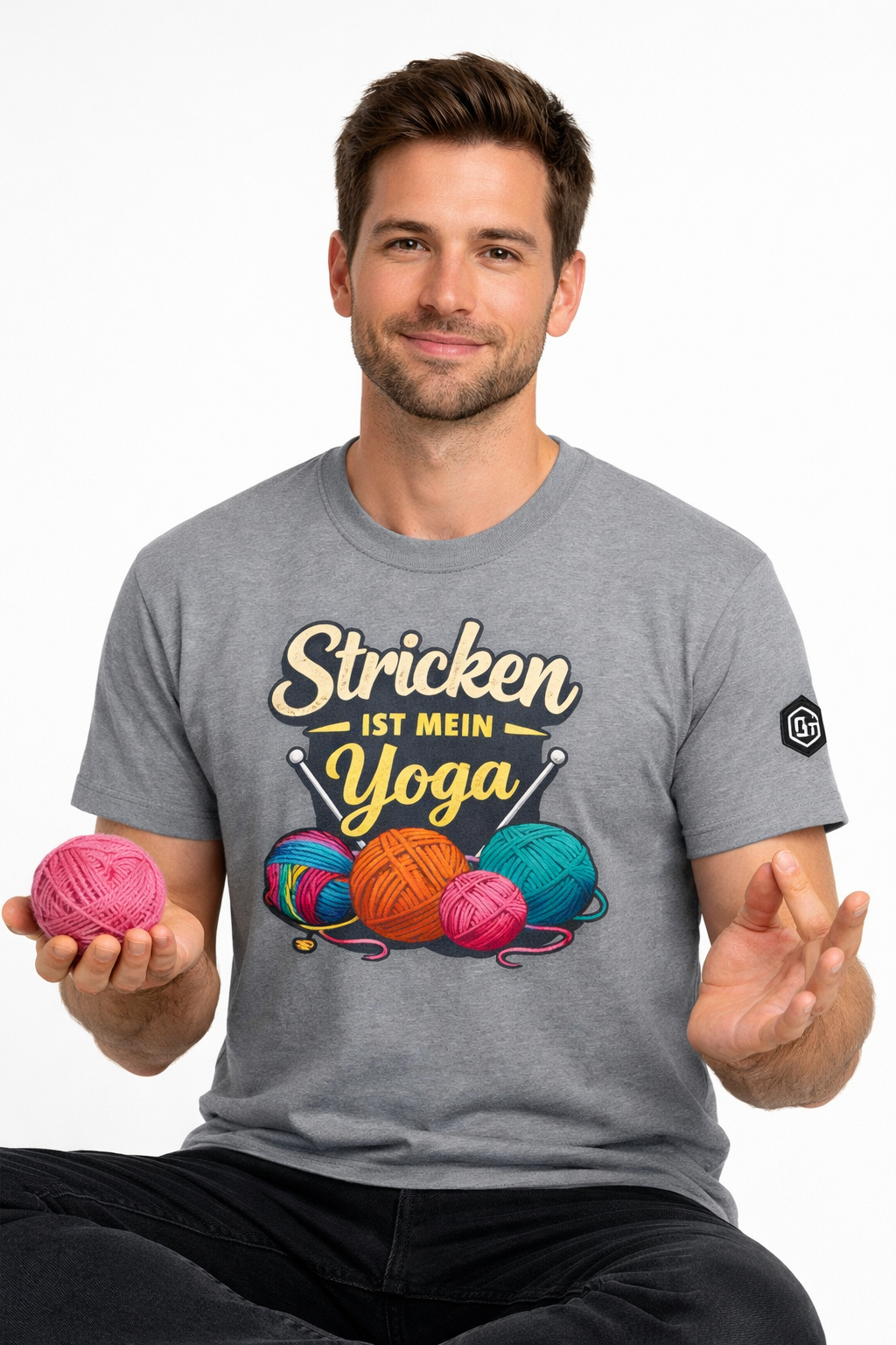 model:2:m | Stricken ist mein Yoga T-Shirt – Modelfoto in Sportgrau – Mann